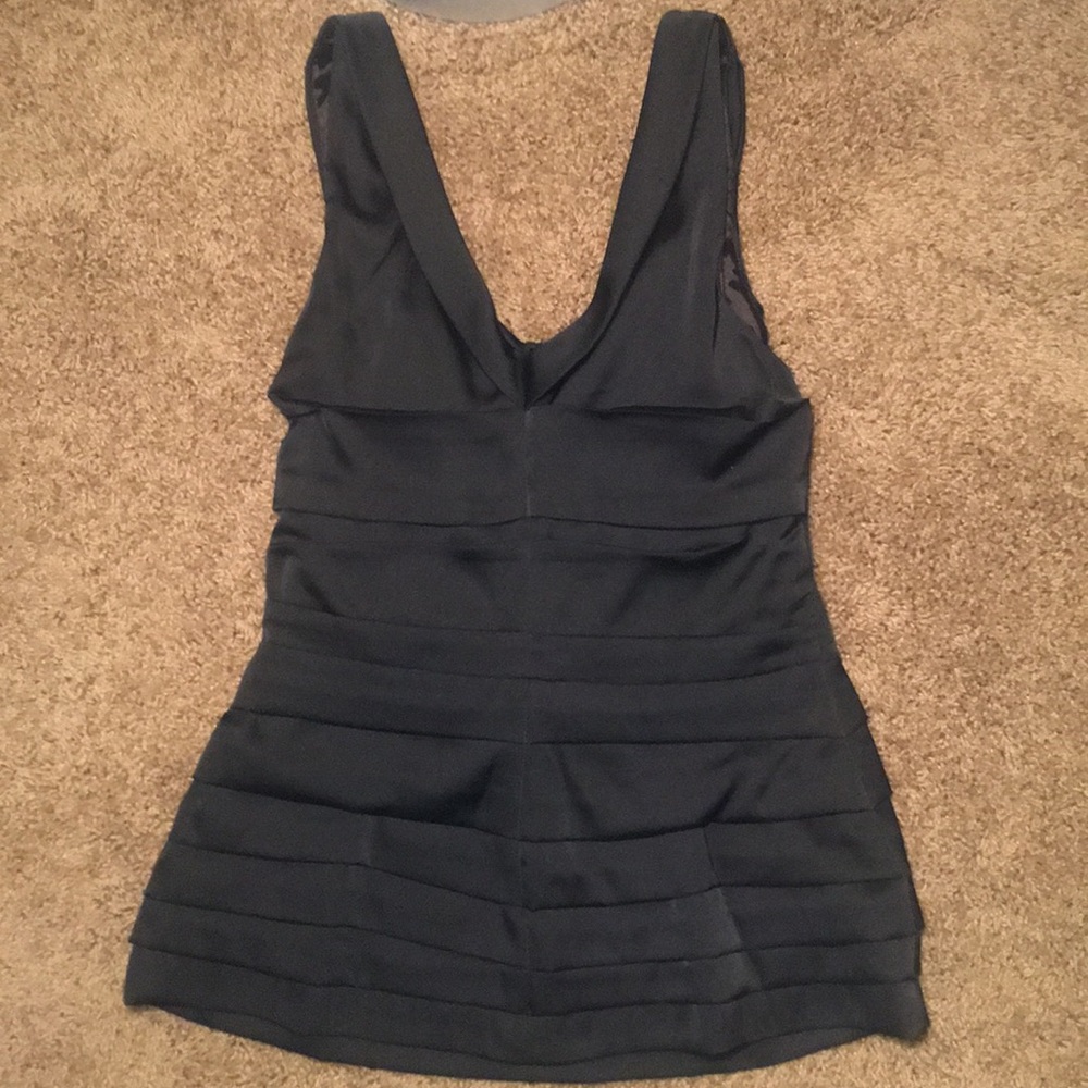‼️5 for $20‼️ NWOT FLATTERING ruched black top - Picture 4 of 8